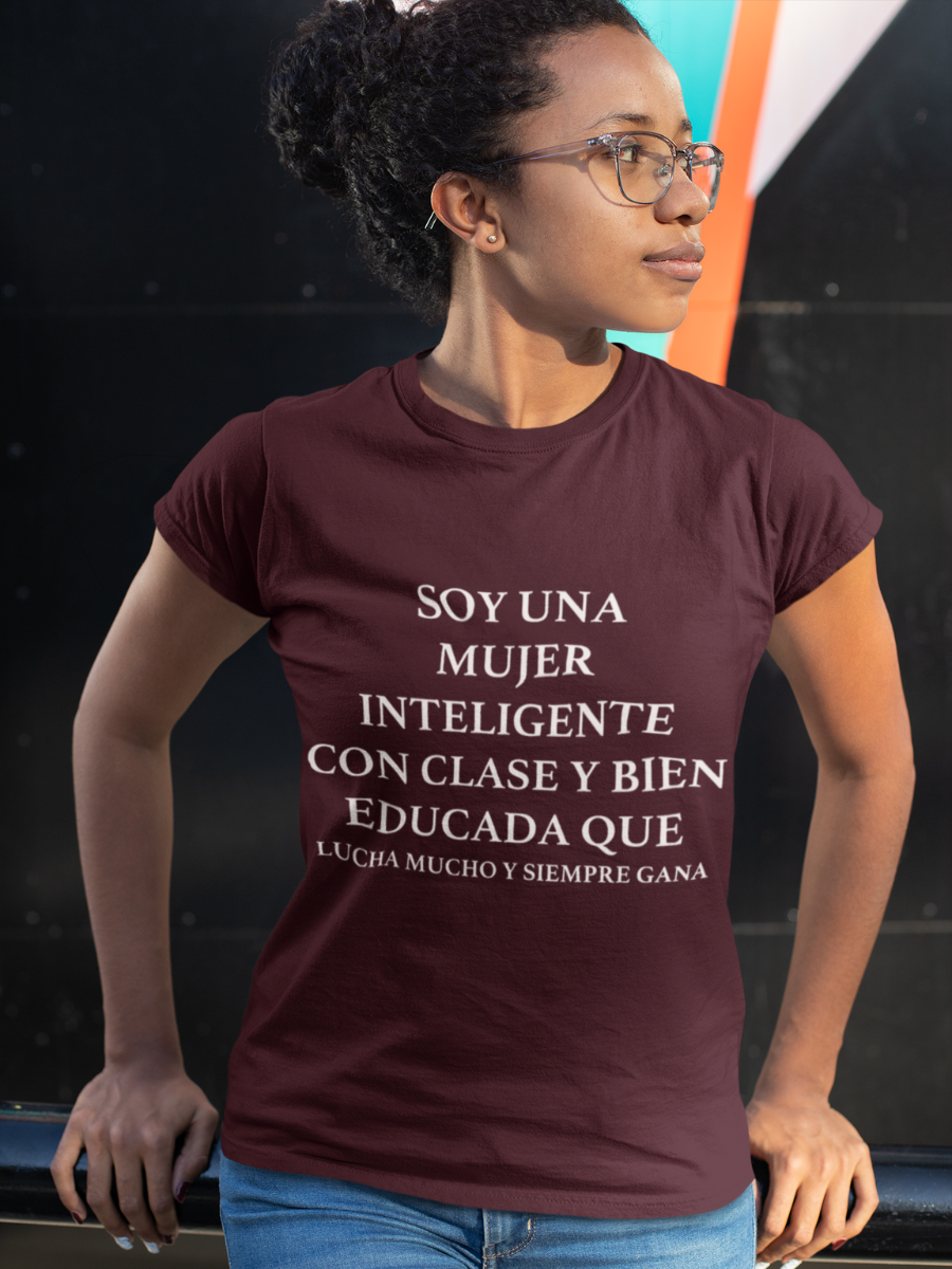 SOY UNA MUJER INTELIGENTE, CON CLASE Y BIEN EDUCADA QUE Slogan T-shirts