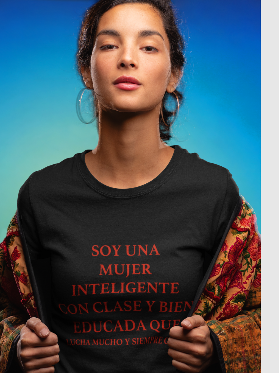 SOY UNA MUJER INTELIGENTE, CON CLASE Y BIEN EDUCADA QUE Slogan T-shirts