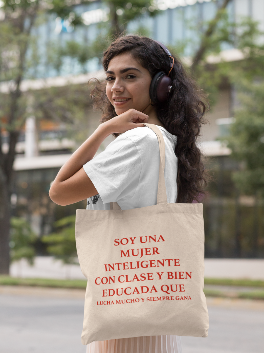 SOY UNA MUJER INTELIGENTE, CON CLASE Y BIEN EDUCADA QUE Tote Bag